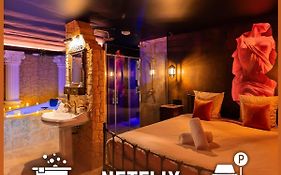 La Suite de Vénus - Chambre à thème Love Room Jacuzzi et Pièce Secrète - Évasion pour deux